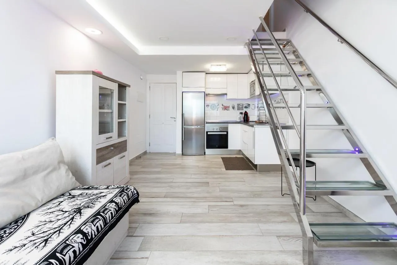 Seaside Haven: Las Vistas Apartment with Pool and Ocean Views Playa de las Americas