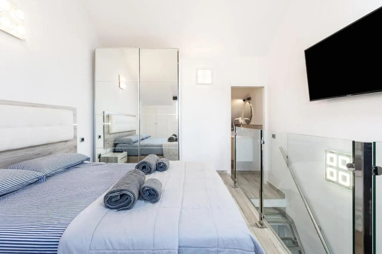 Seaside Haven: Las Vistas Apartment with Pool and Ocean Views Playa de las Americas   Playa de las Americas (Tenerife)