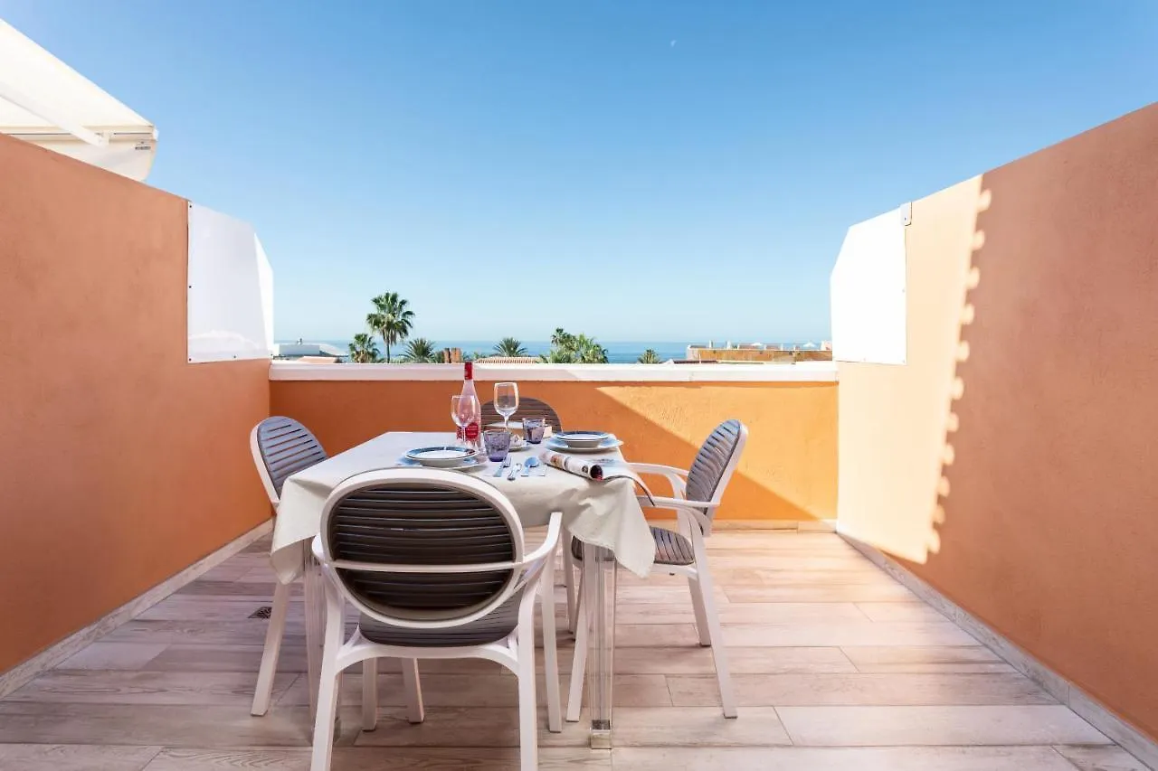 Seaside Haven: Las Vistas Apartment with Pool and Ocean Views Playa de las Americas
