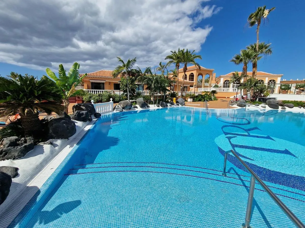 Seaside Haven: Las Vistas Apartment with Pool and Ocean Views Playa de las Americas