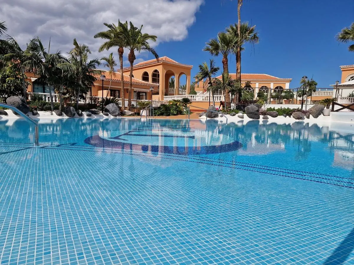 Seaside Haven: Las Vistas Apartment with Pool and Ocean Views Playa de las Americas