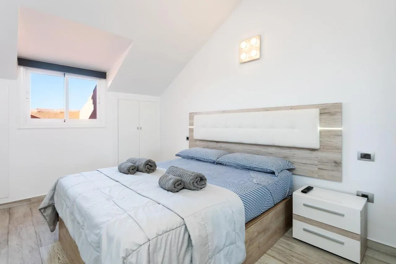 Seaside Haven: Las Vistas Apartment with Pool and Ocean Views Playa de las Americas